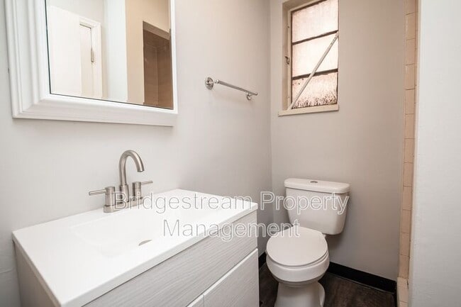 Building Photo - 619 Gainsborough Rd