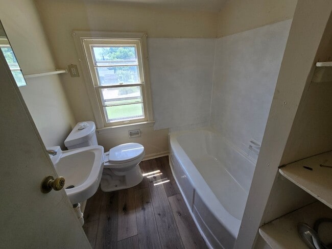Building Photo - $900 - 2 Bedroom 1 Bathroom Townhome