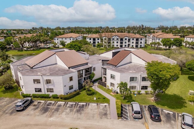 Building Photo - 9425 Fontainebleau Blvd