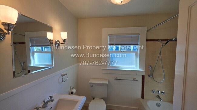 Building Photo - Charming Mid-Century Bungalow & Updated Co...