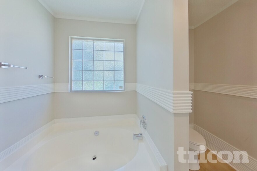 Building Photo - 636 Sadler Glen Dr