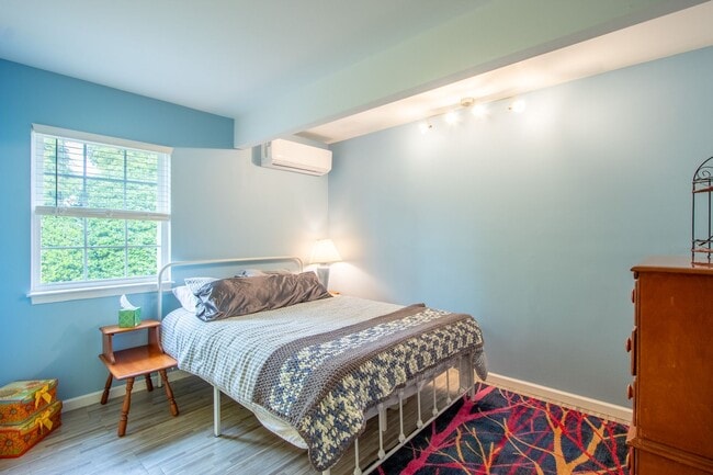 Building Photo - For Rent – Beautifully Updated Townhome in Gull Point a Waterfront Community