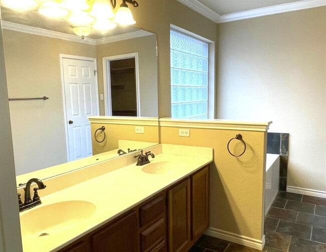 Building Photo - 2105 Lobelia Dr