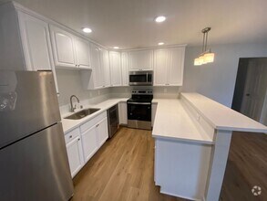 Building Photo - 3 Bed, 2 Bath First Floor Condo in Central...