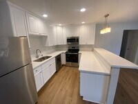 Building Photo - 3 Bed, 2 Bath First Floor Condo in Central...