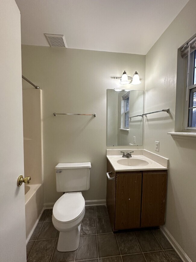 Building Photo - 104 Glenside Ct