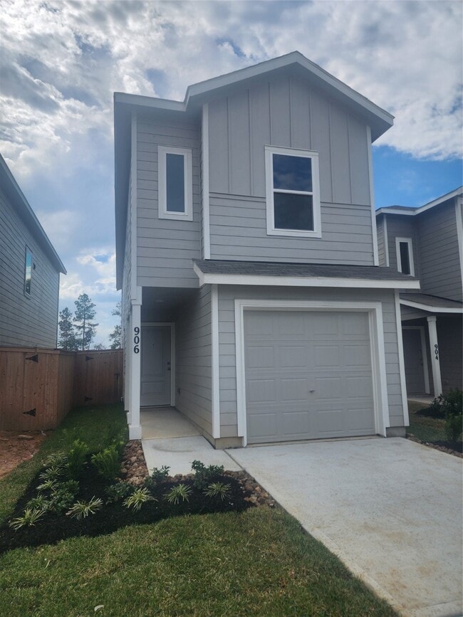 Building Photo - 906 Pertuso Ln