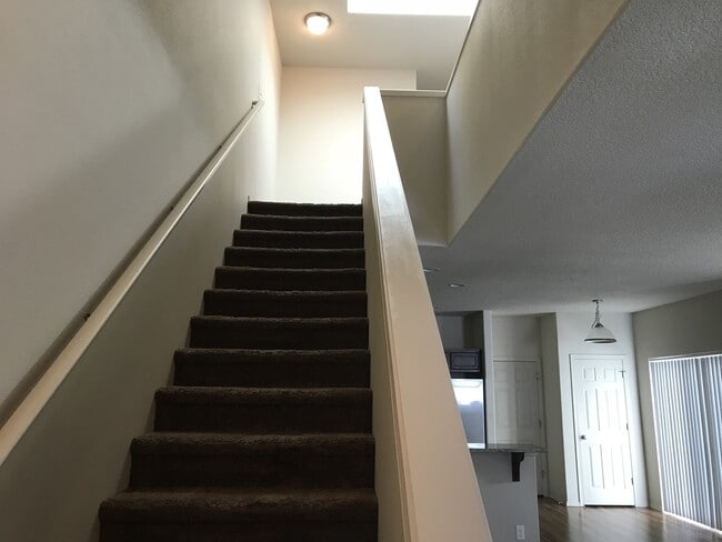 Building Photo - ONE MONTH FREE OF RENT!! Well Maintained, High Ceilings, Bonus Room, Great Location!