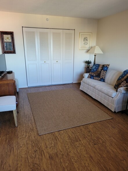 2nd bedrm-sofa bed &desk - 11 Sunset Dr