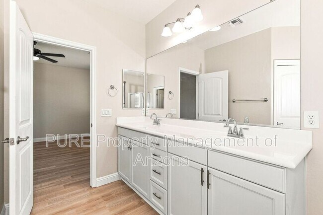 Building Photo - 1711 W Paisley Dr