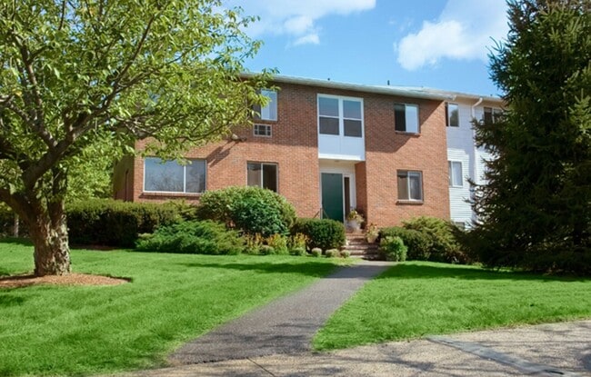 Building Photo - 2BR/1Bth unit in professionally managed complex, Heat/Hot Water included. Gym, pool, balcony