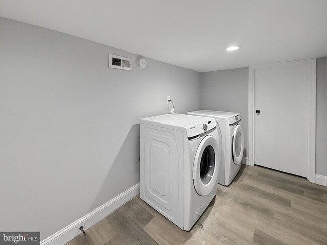 Building Photo - 733 N Linwood Ave