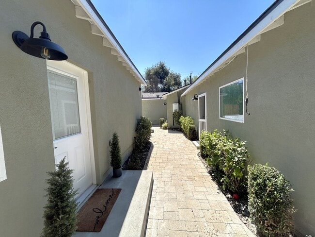 Building Photo - 247 W Woodland Oaks Dr