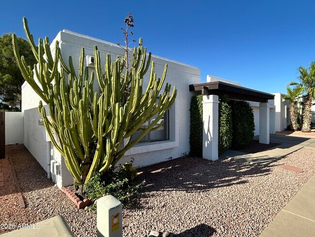 Building Photo - 1032 E Villa Maria Dr