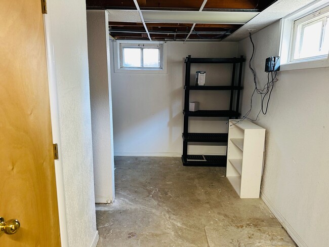 Building Photo - 4+ bedroom, 2 bath with Hot Tub, Fenced Yard and Garage