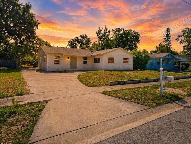 Building Photo - Spacious and Updated Home in Tampa! Move-in Ready | 2bed-1bath