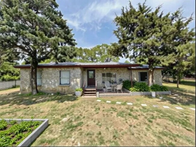 Building Photo - Charming Studio Unit for Lease – Cozy Living in Whitney, TX