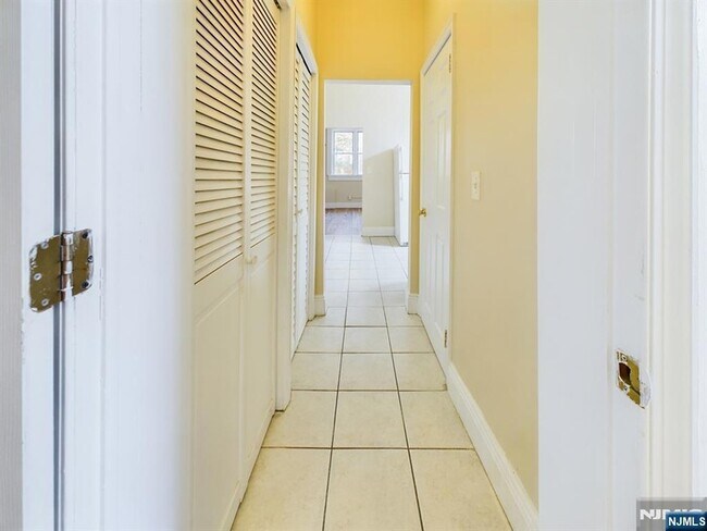 Building Photo - 413-15 Dodd St