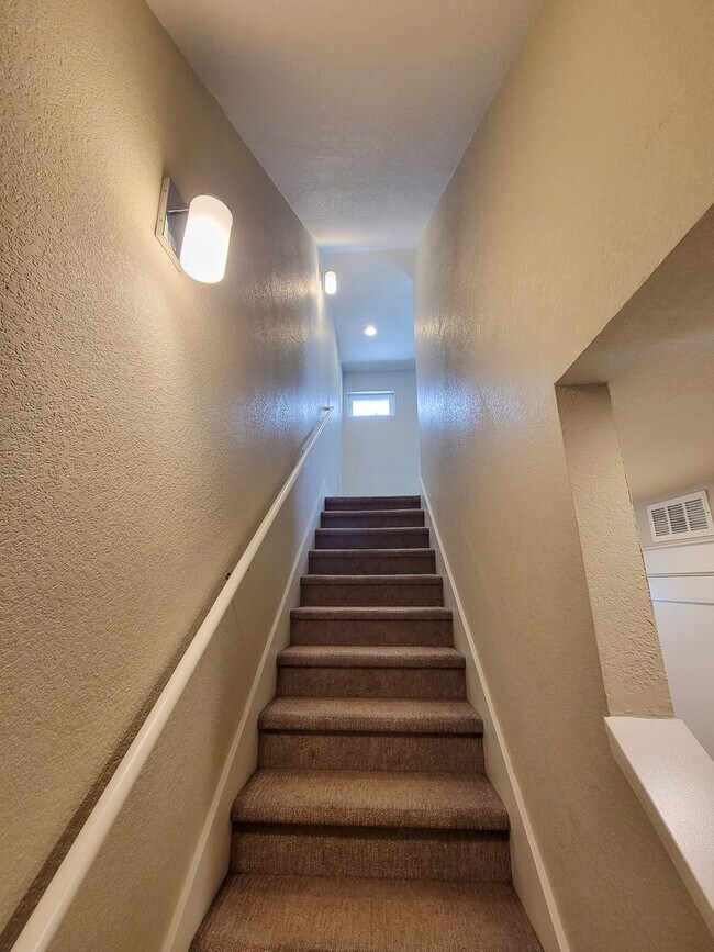 Building Photo - Beautiful 3 Bed 2 Bath Townhome Near Sloans