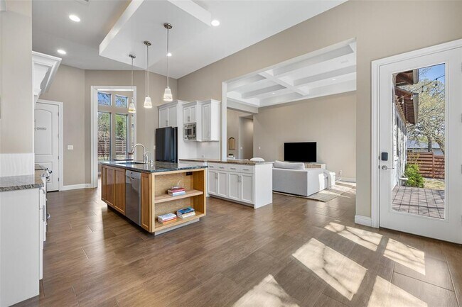 Building Photo - 1017 S Quinlan Park Rd