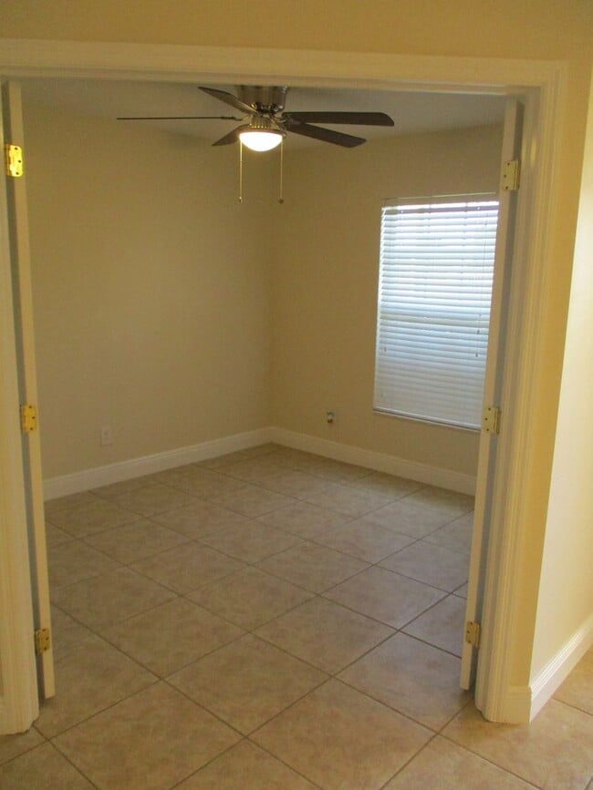 Building Photo - 1900 Kismet Pkwy W