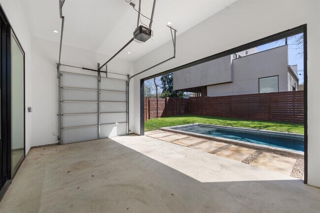 Building Photo - 2411 Winsted Ln