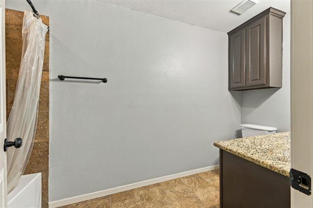 Building Photo - 208 N Hickory