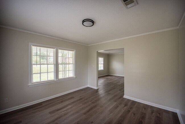 Building Photo - Beautiful home available today!