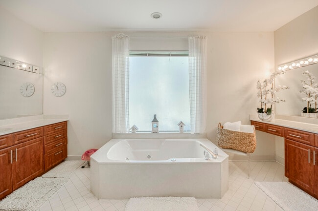 Building Photo - 10080 Dover Carriage Ln