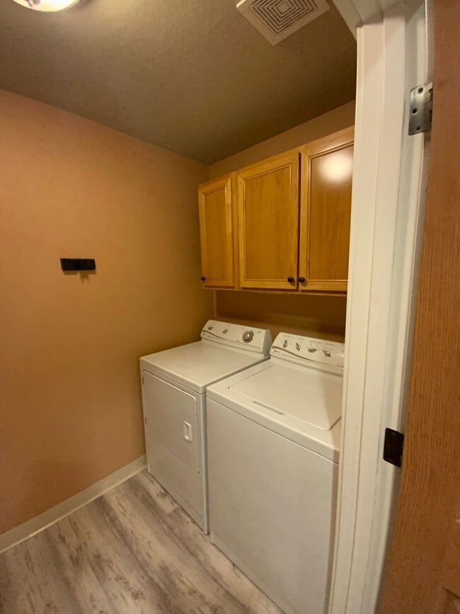 Building Photo - New Year Move-in Special! Modern 2B, 2Ba Condo in Exclusive Gated Community!