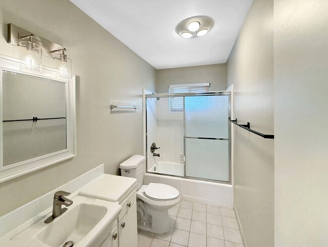 Building Photo - 825 Normark Terrace