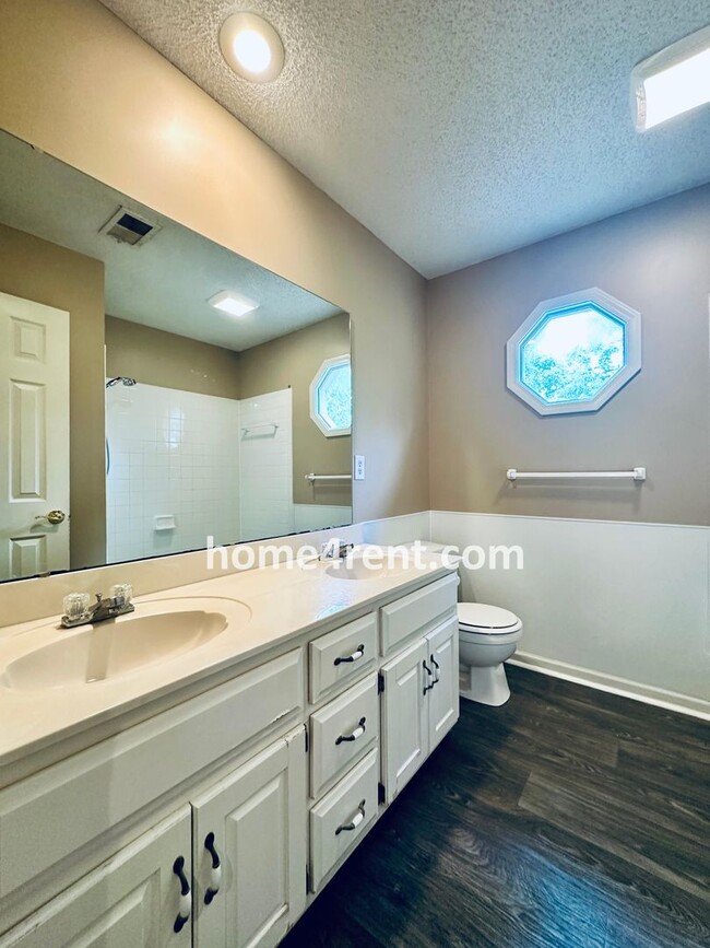 Building Photo - Beautifully Renovated Home in Olathe with ...