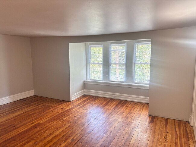 Building Photo - 4 Bedroom, 2 Full Baths Harrisburg House for Rent