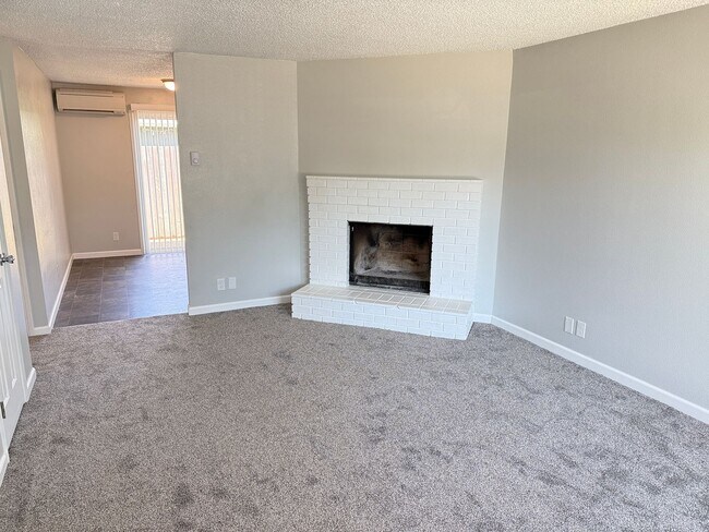 Building Photo - Updated 2 bedroom 1 bathroom dulpex in Springfield!