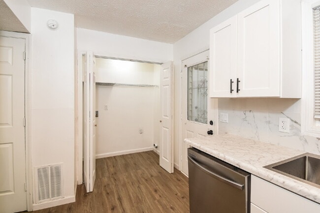 Building Photo - 1307 Sweet Pine Dr