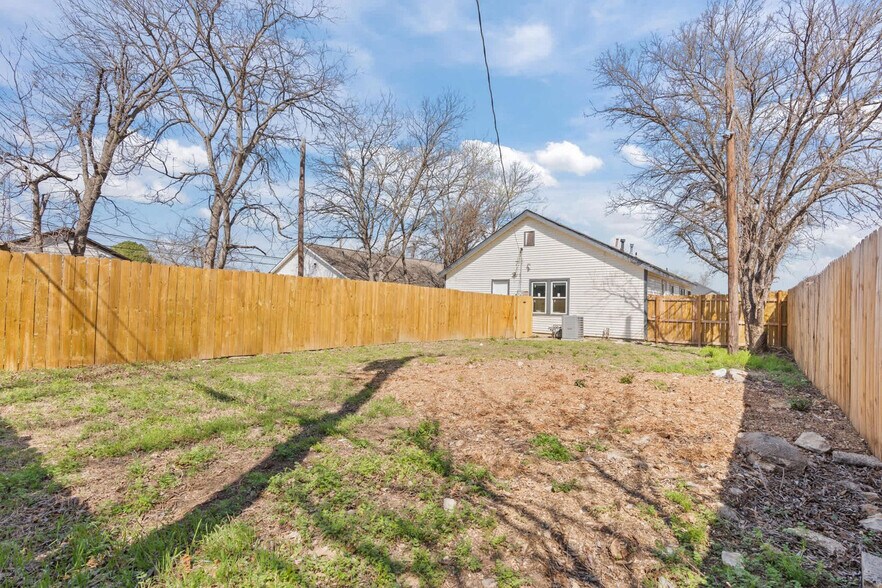 Building Photo - 1004 E Powell Ave