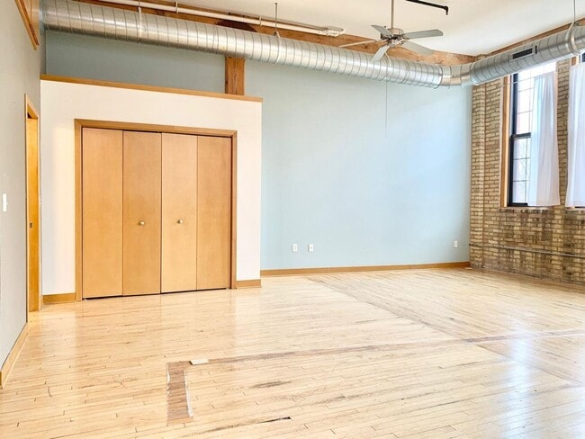 Building Photo - Stunning South 2nd Studio!