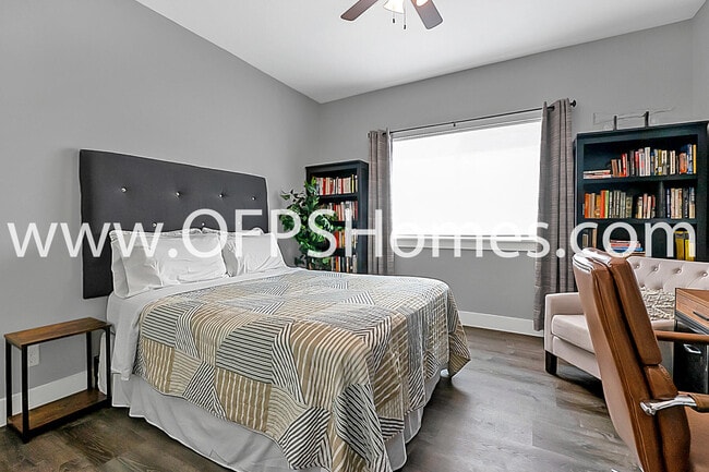 Building Photo - 712 Cypress Dr