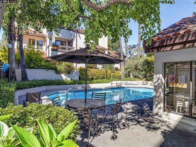 Building Photo - 631 N Villa Way