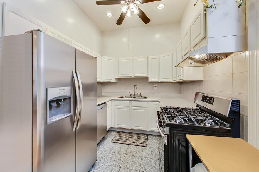 Building Photo - 733 N Hoyne Ave