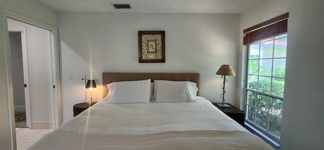 Building Photo - 2284 Las Casitas Dr
