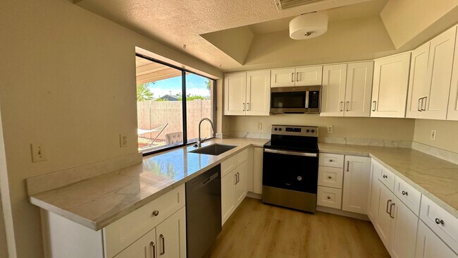 Building Photo - 8878 E Sheena Dr