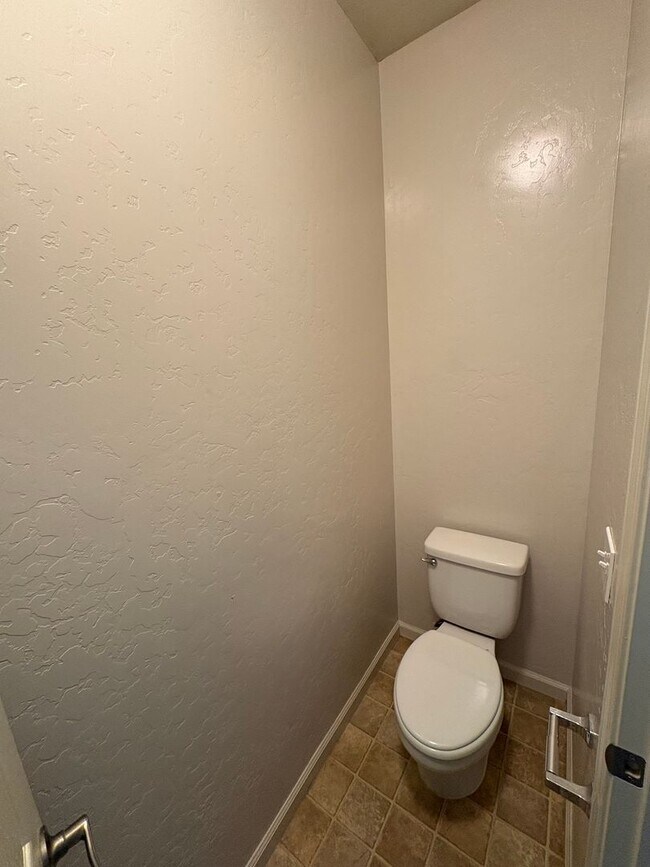 Building Photo - Lovely home available now!