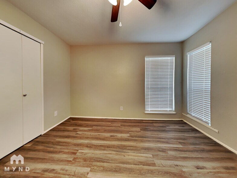 Building Photo - 2822 Canary Ln