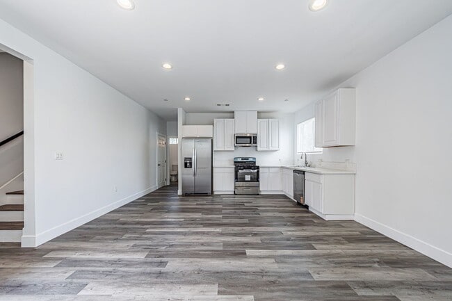 Building Photo - Spacious 4-Bedroom, 3-Bath Home – Modern U...