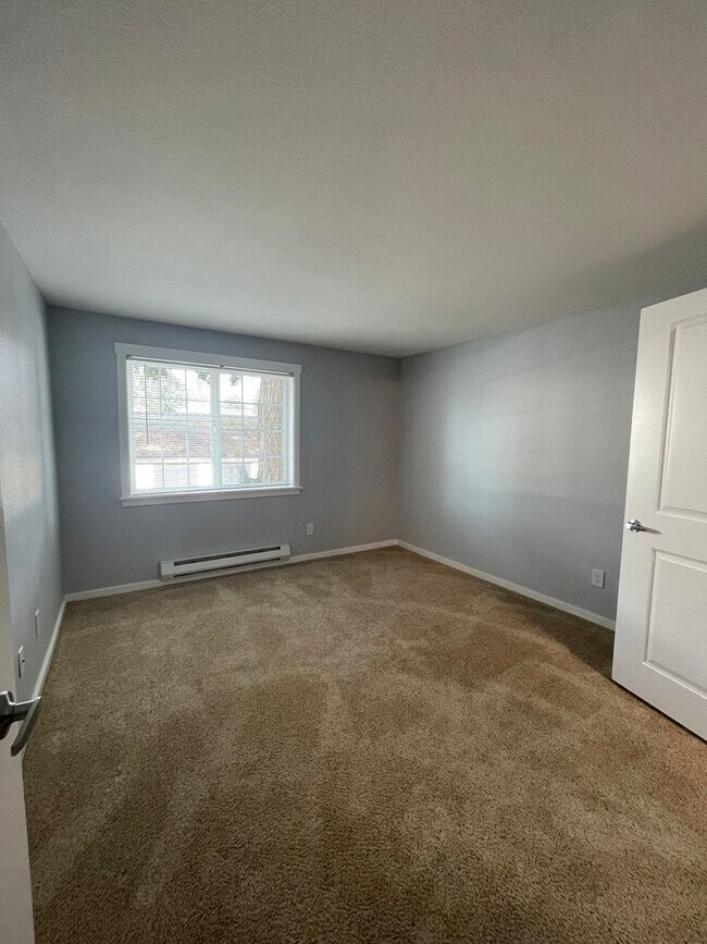 Building Photo - Welcome Home to Comfort & Convenience in E...