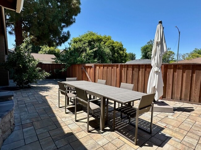 Building Photo - Recently Remodeled Home- Gourmet Kitchen- ...