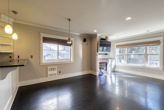 Building Photo - Capitol Hill Townhouse