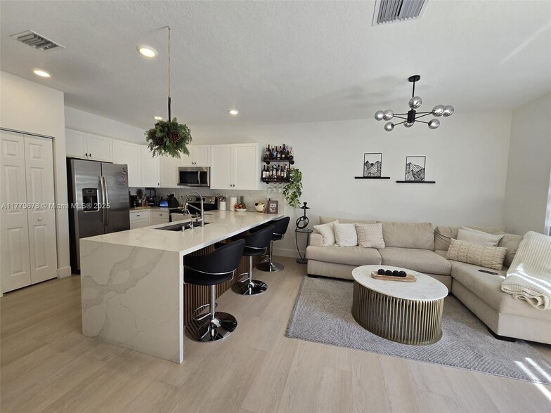 Primary Photo - 10632 W 33rd Ln