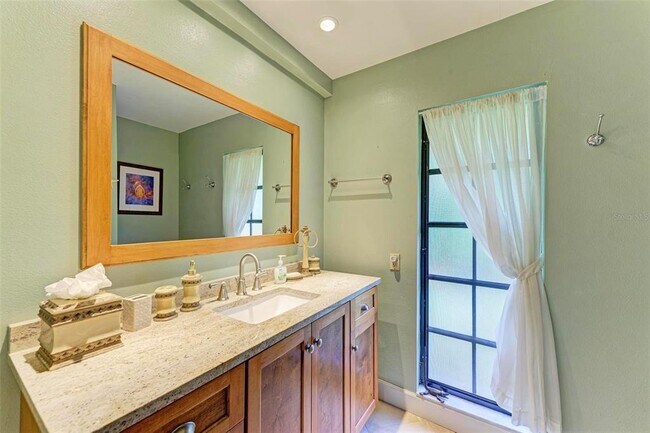 Building Photo - 221 Lookout Point Dr